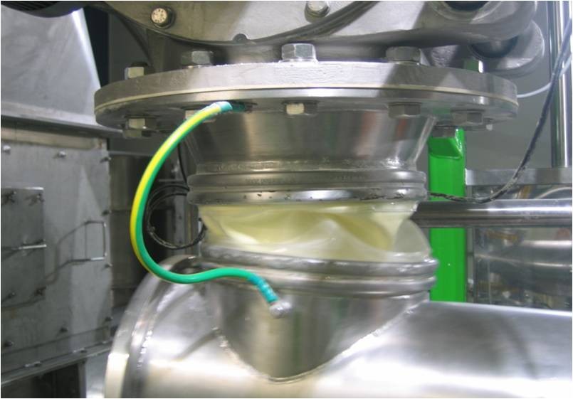 BFM® Seeflex 040E transporting milk powder from a cyclone to vibratory tube