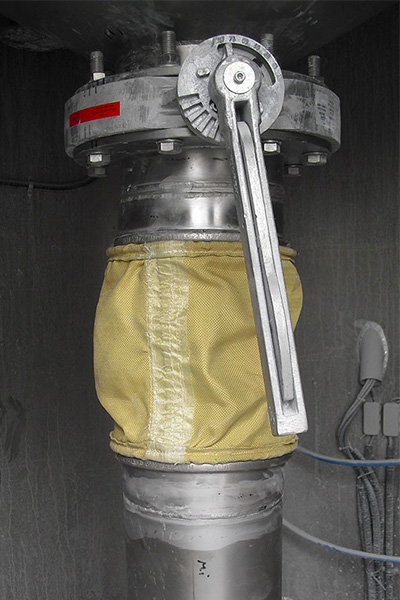 Seeflex 040E with kevlar Cover used at base of limestone silo - under constant pressure.